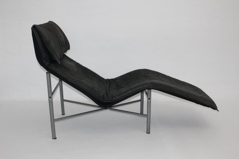 Metal Mid-Century Modern Vintage Black Leather Chaise Longue by Tord Bjorklund, 1970 For Sale