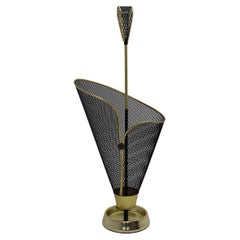 Regenschirmständer aus schwarzem Metallgeflecht und Messing, Mid-Century Modern 