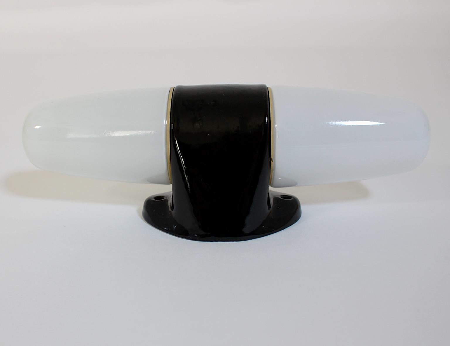 Allemand Applique vintage en céramique noire et blanche mi-siècle moderne Wilhelm Wagenfeld en vente