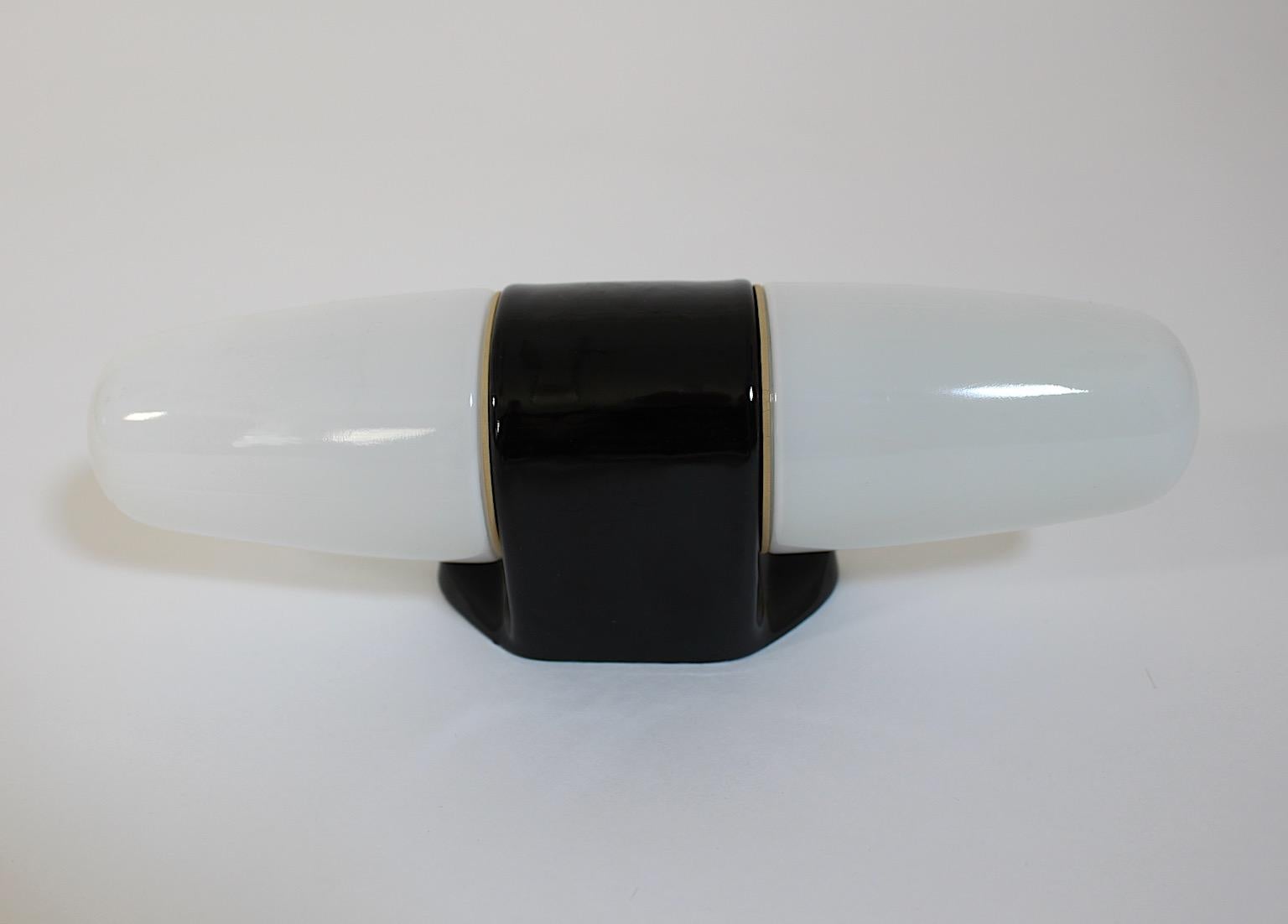 Applique vintage en céramique noire et blanche mi-siècle moderne Wilhelm Wagenfeld Bon état - En vente à Vienna, AT