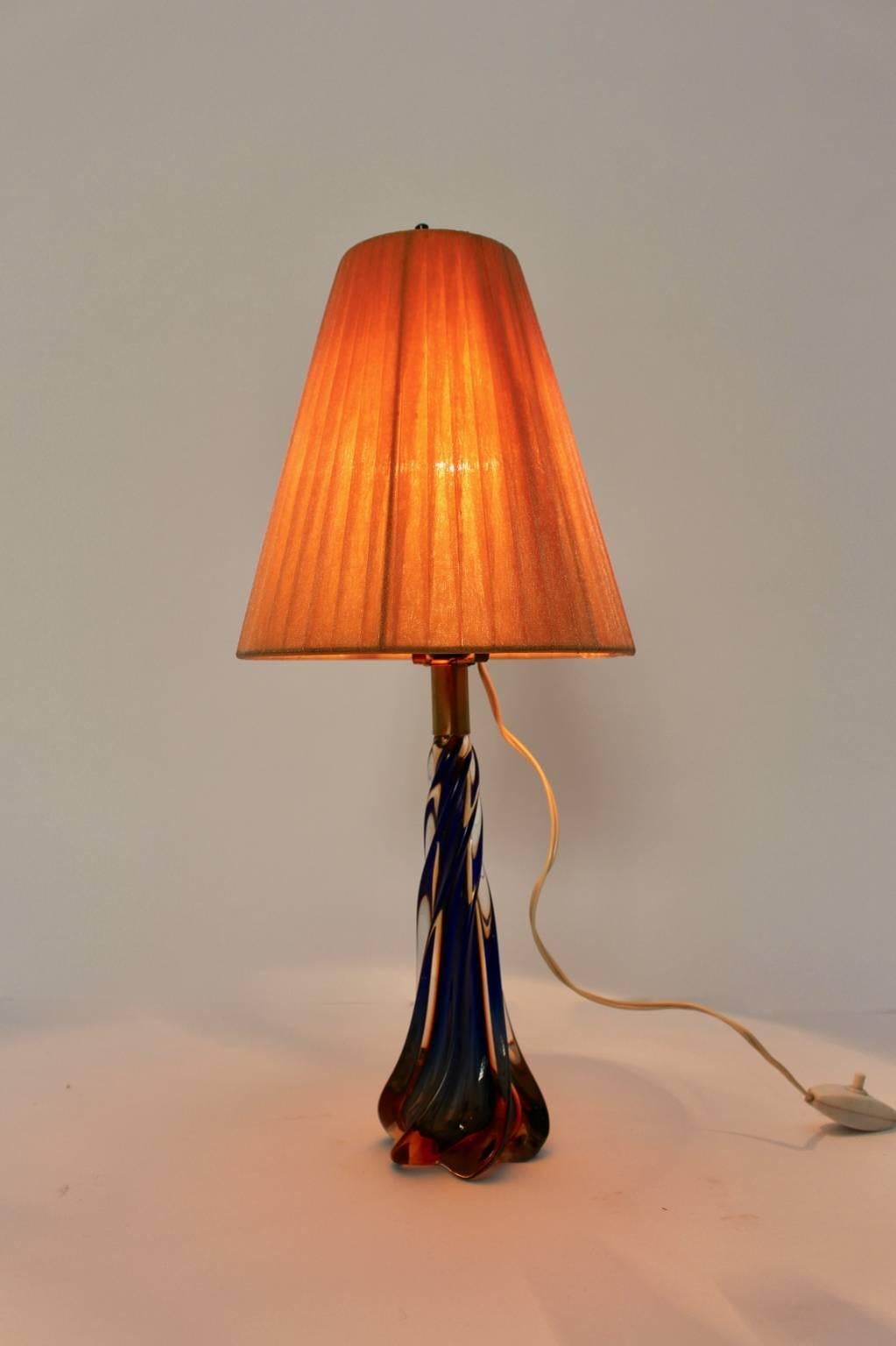 Moderne Tischlampe aus blauem und orangefarbenem Muranoglas aus der Jahrhundertmitte:: 1950er Jahre:: Italien (Messing) im Angebot