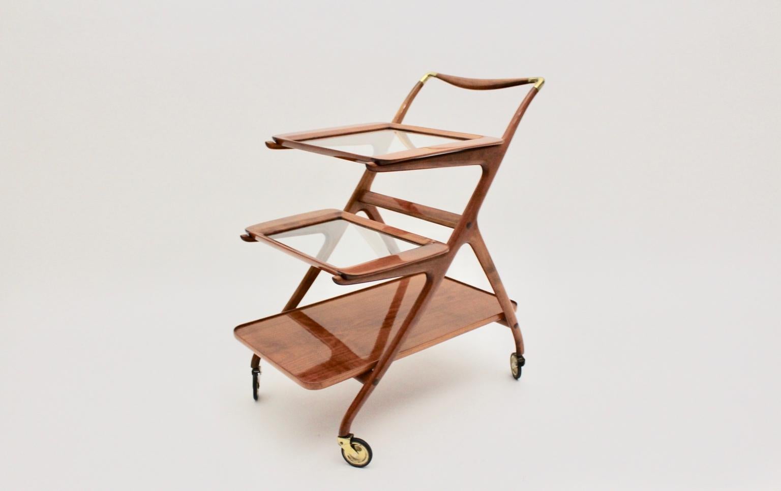 We present a Mid-Century Modern vintage bar cart by Ico Parisi, 1950s, Italy for De Baggis.
Furthermore the stunning construction was made of honey colored ashwood, four brass wheels and brass details.
Two glass plates and one bottom plate are