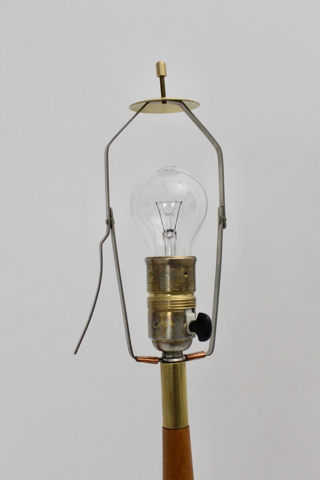 Lampadaire en hêtre en laiton vintage moderne du milieu du siècle dernier, attribué à Giuseppe Ostuni en vente 5