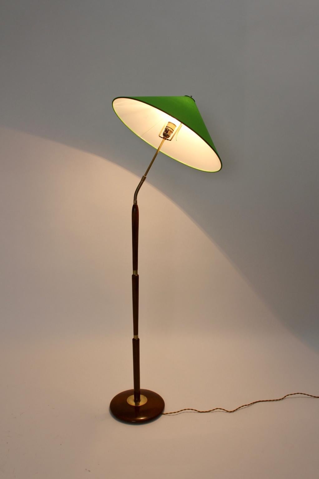 Mid century modern vintage beech brass floor lamp attributed to Giuseppe Ostuni. The design features are very similar to Giuseppe Ostuni.
The renewed lampshade in playful apple green tone is adjustable and the stem features a flexible tube. So it is
