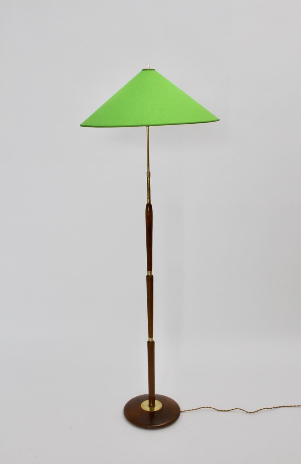 Lampadaire en hêtre en laiton vintage moderne du milieu du siècle dernier, attribué à Giuseppe Ostuni en vente 1