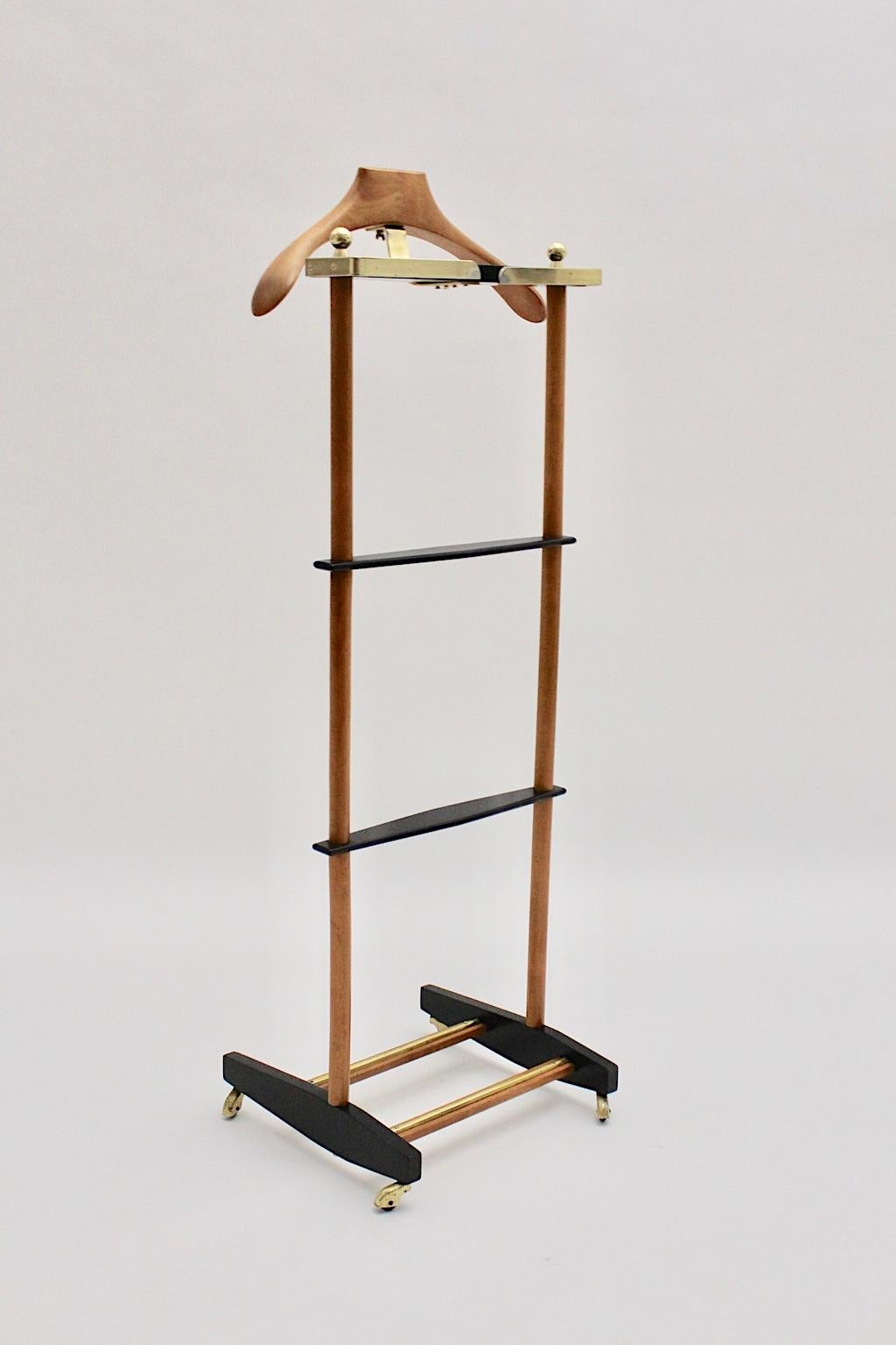  Mid-Century Modern vintage brass beech valet attributed to Ico & Luisa Parisi, circa 1960 Italy, while it was executed by Fratelli Reguitti Brevettato Italy.
The useful and beautiful gentlemen valet was made of beechwood clear lacquered and partly