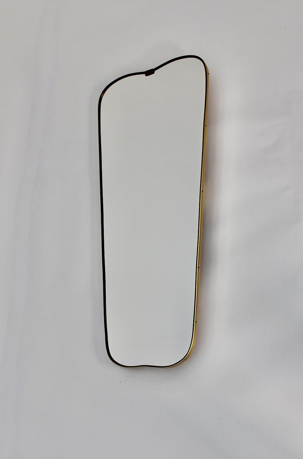 Mid Century Modern vintage miroir de sol ou miroir pleine longueur cœur comme, 1950s Italie.
Un étonnant miroir pleine longueur ou miroir de sol en forme de cœur avec des attitudes simples et élégantes comme un cadre en laiton souligné d'un fin