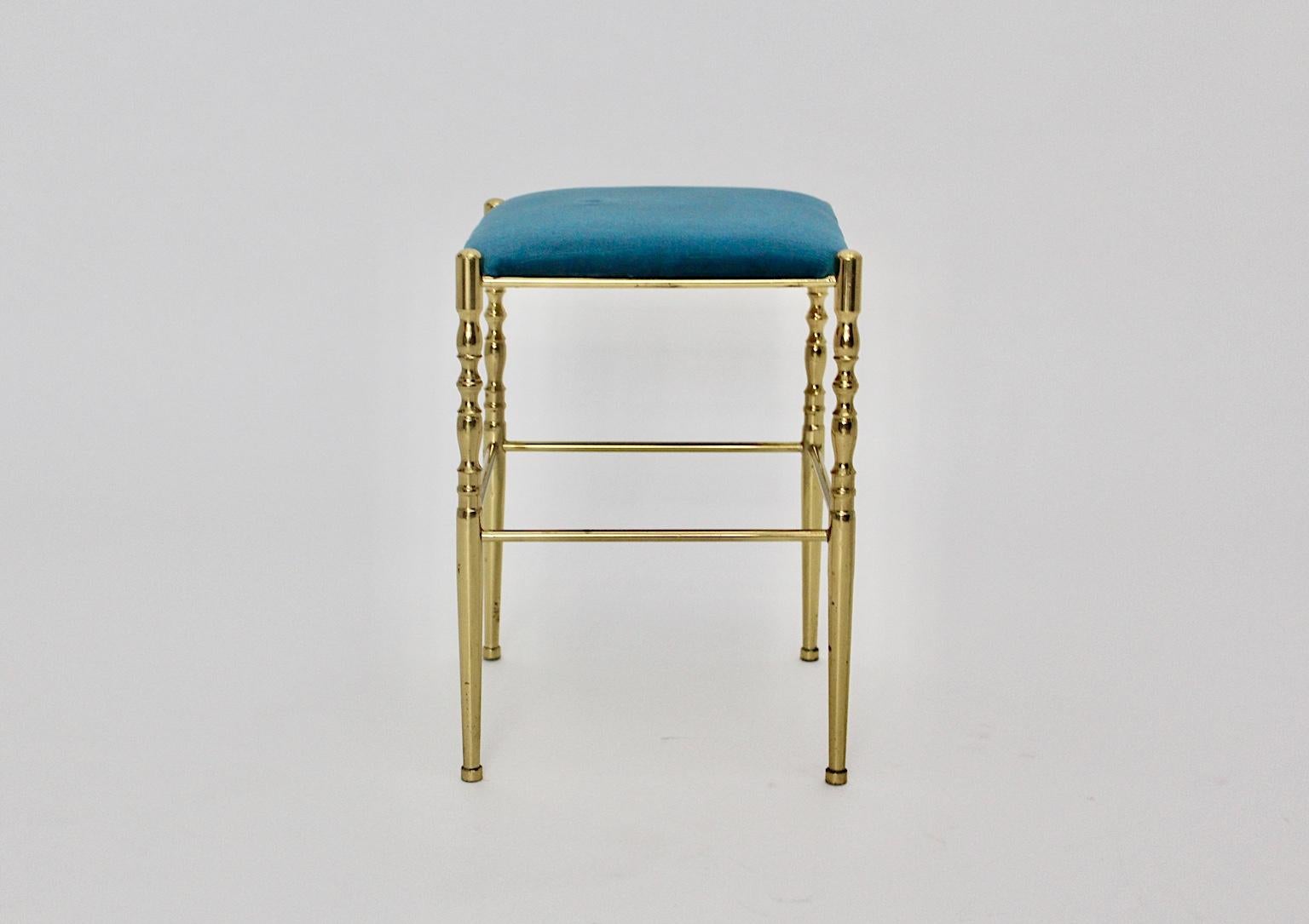 Mid-Century Modern vintage Messing Hocker Chiavari 1950er Jahre Italien, die einen Messingrahmen und einen gepolsterten Sitz zeigt.
Der Sitz ist neu mit blauem Samtstoff bezogen und in sehr gutem Zustand, während das Messinggestell leichte