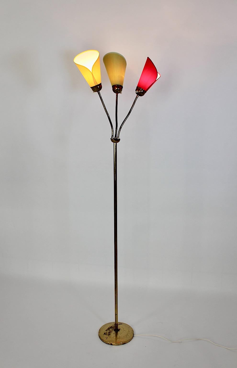 Mid Century Modern Vintage Messing Bunte Stehlampe  1950er Jahre Österreich (Moderne der Mitte des Jahrhunderts) im Angebot