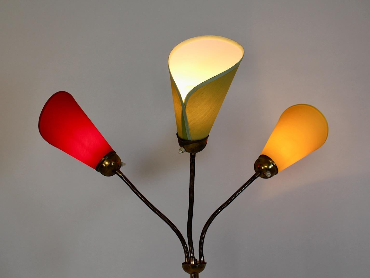 Mid Century Modern Vintage Messing Bunte Stehlampe  1950er Jahre Österreich (Mitte des 20. Jahrhunderts) im Angebot