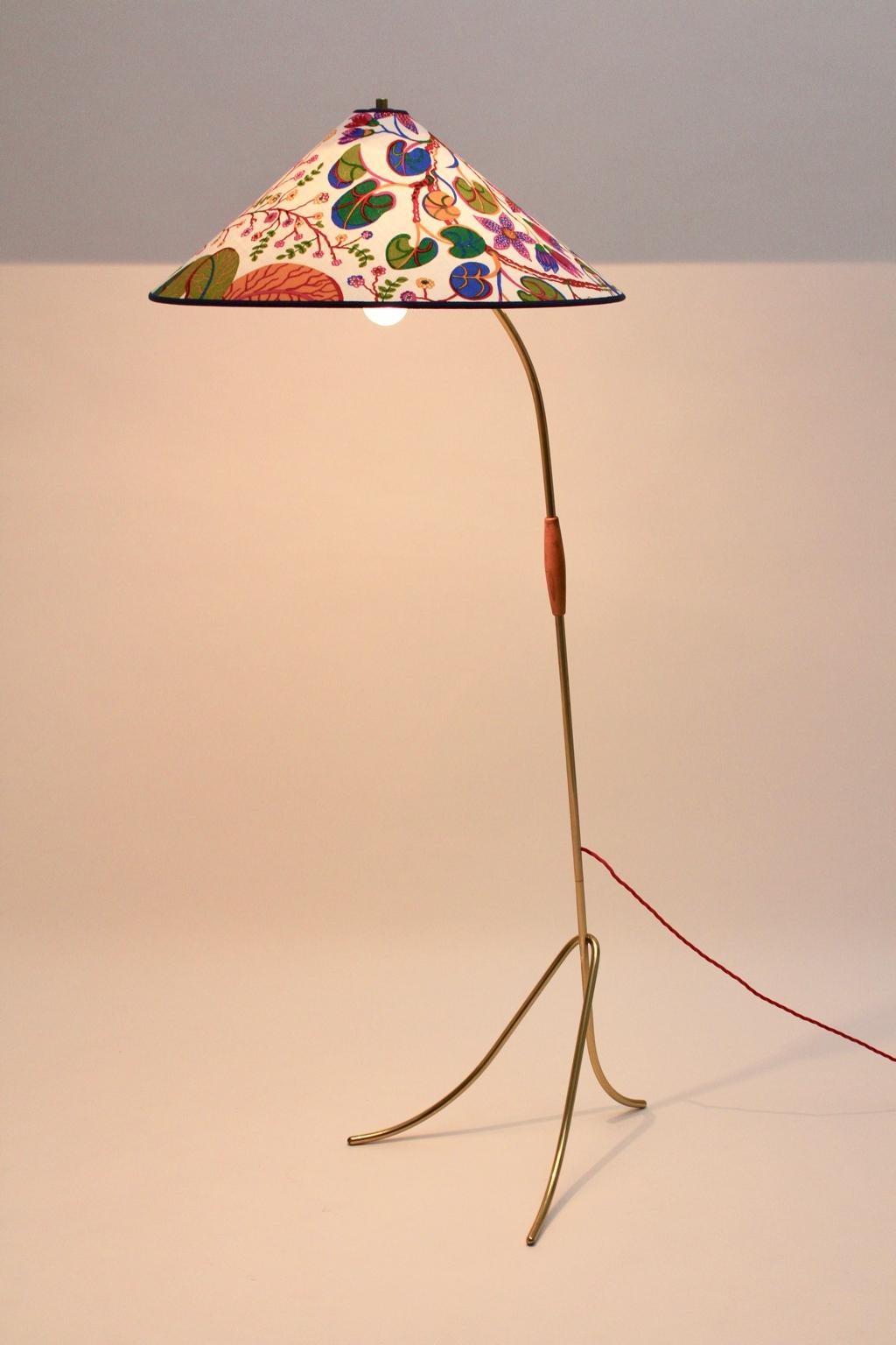 Rupert Nikoll hat dieses schöne Beispiel einer Wiener Stehlampe aus der Mid-Century Modern-Ära der 1950er Jahre entworfen und ausgeführt. Die Stehlampe war aus Messingrohr und einem Holzgriff gefertigt.
Der dreibeinige Sockel dieser Lampe sorgt für