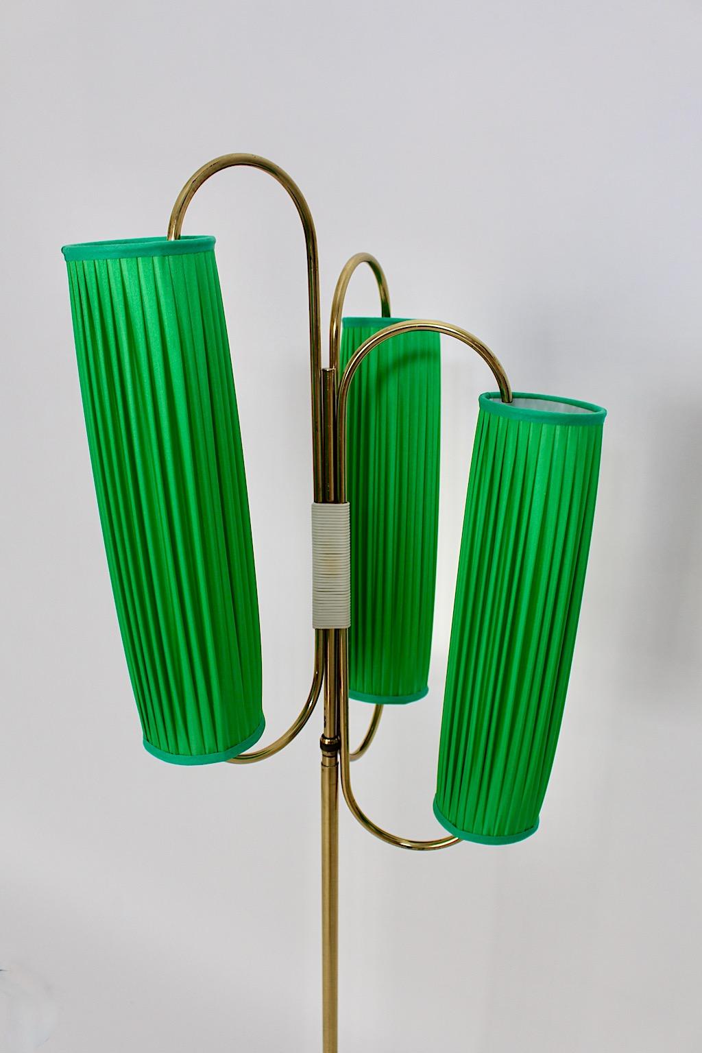 Lampadaire en laiton vintage mi-siècle moderne avec abat-jour plissé vert gazon 1950 en vente 4
