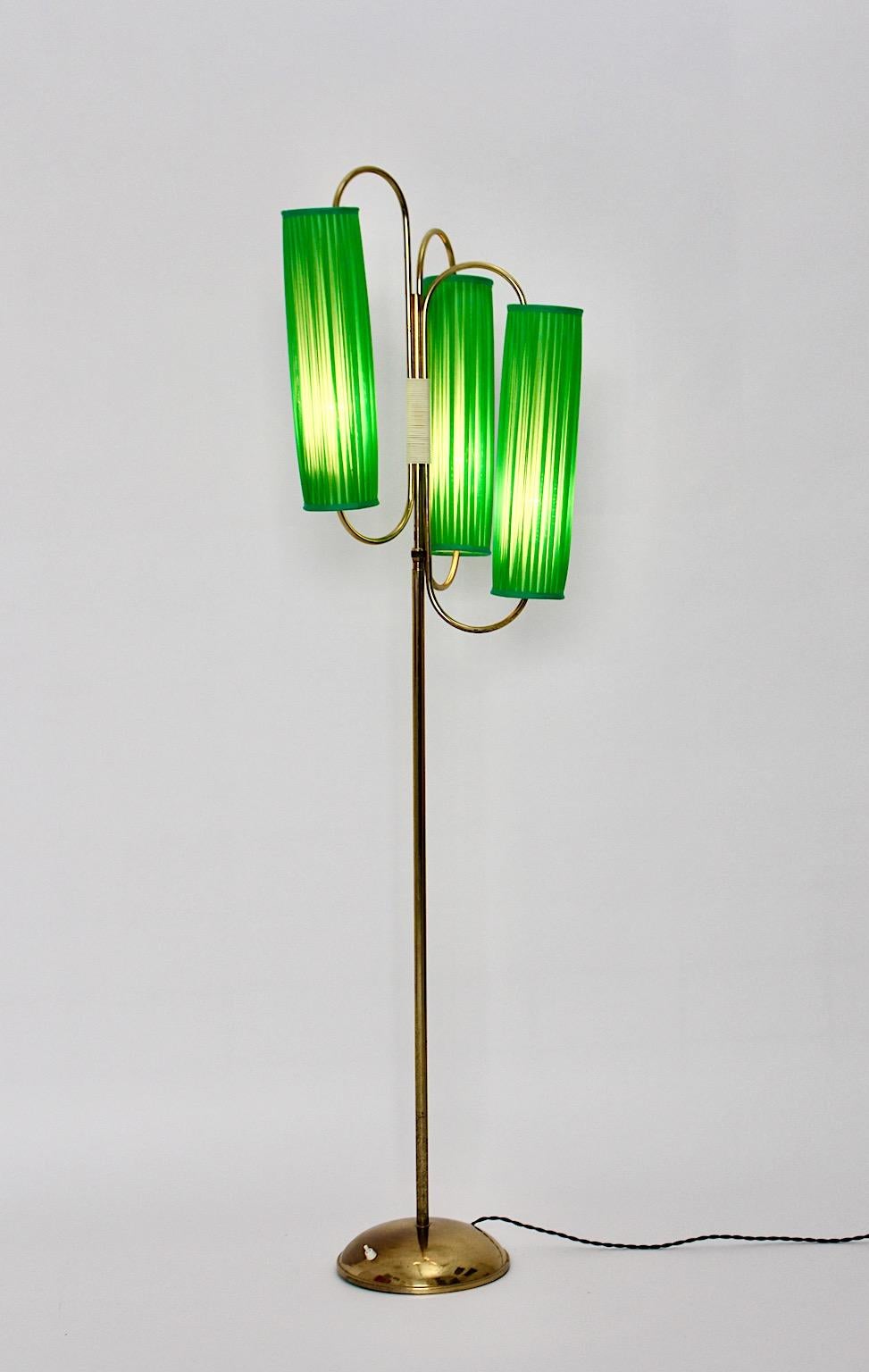 Lampadaire vintage Mid-Century Modern en laiton avec abat-jour en soie plissée de couleur verte Italie des années 1950.
Un magnifique nouvel arrivage, ce lampadaire en laiton Mid-Century Modern avec de nouveaux abat-jours en soie plissée dans sa