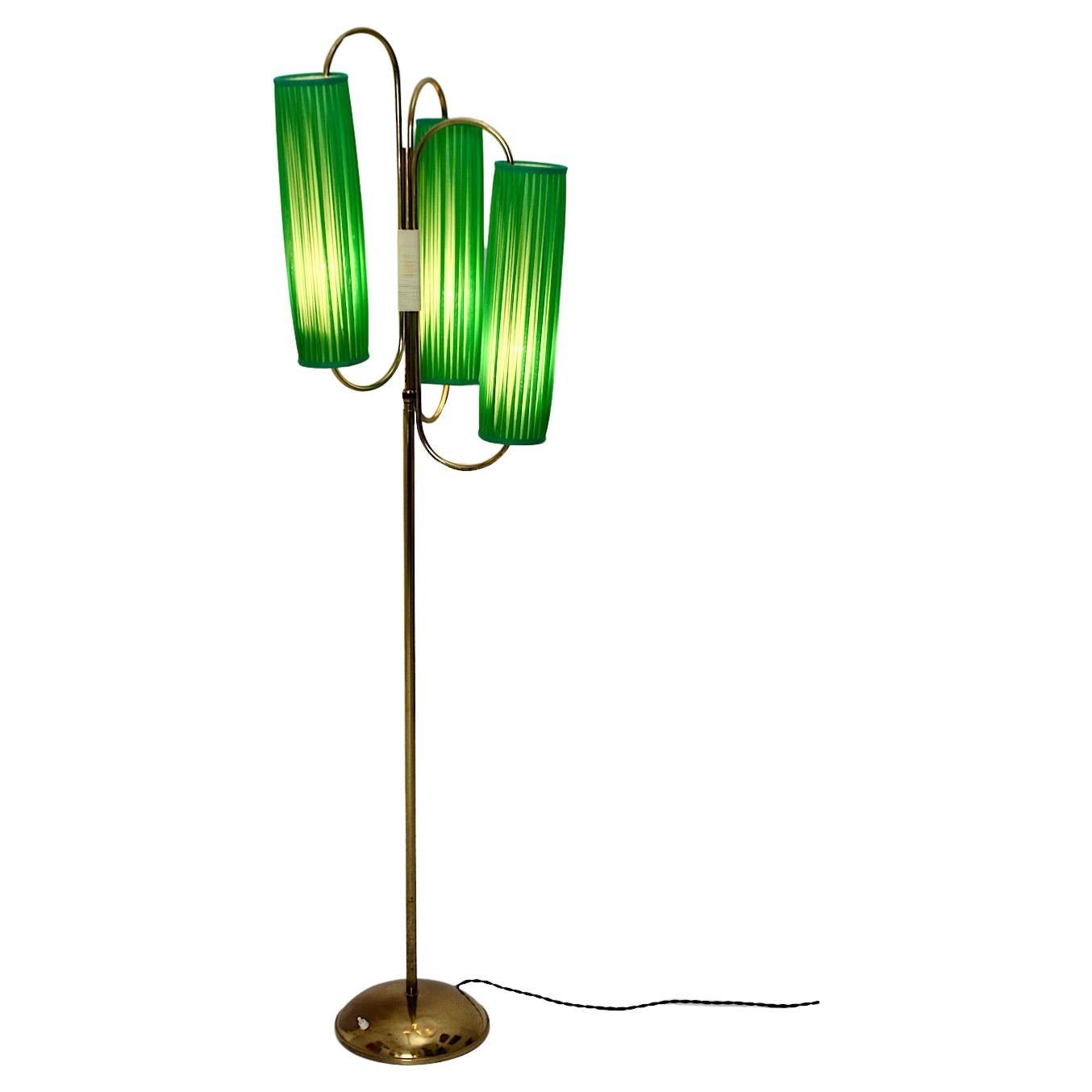 Lampadaire en laiton vintage mi-siècle moderne avec abat-jour plissé vert gazon 1950 en vente