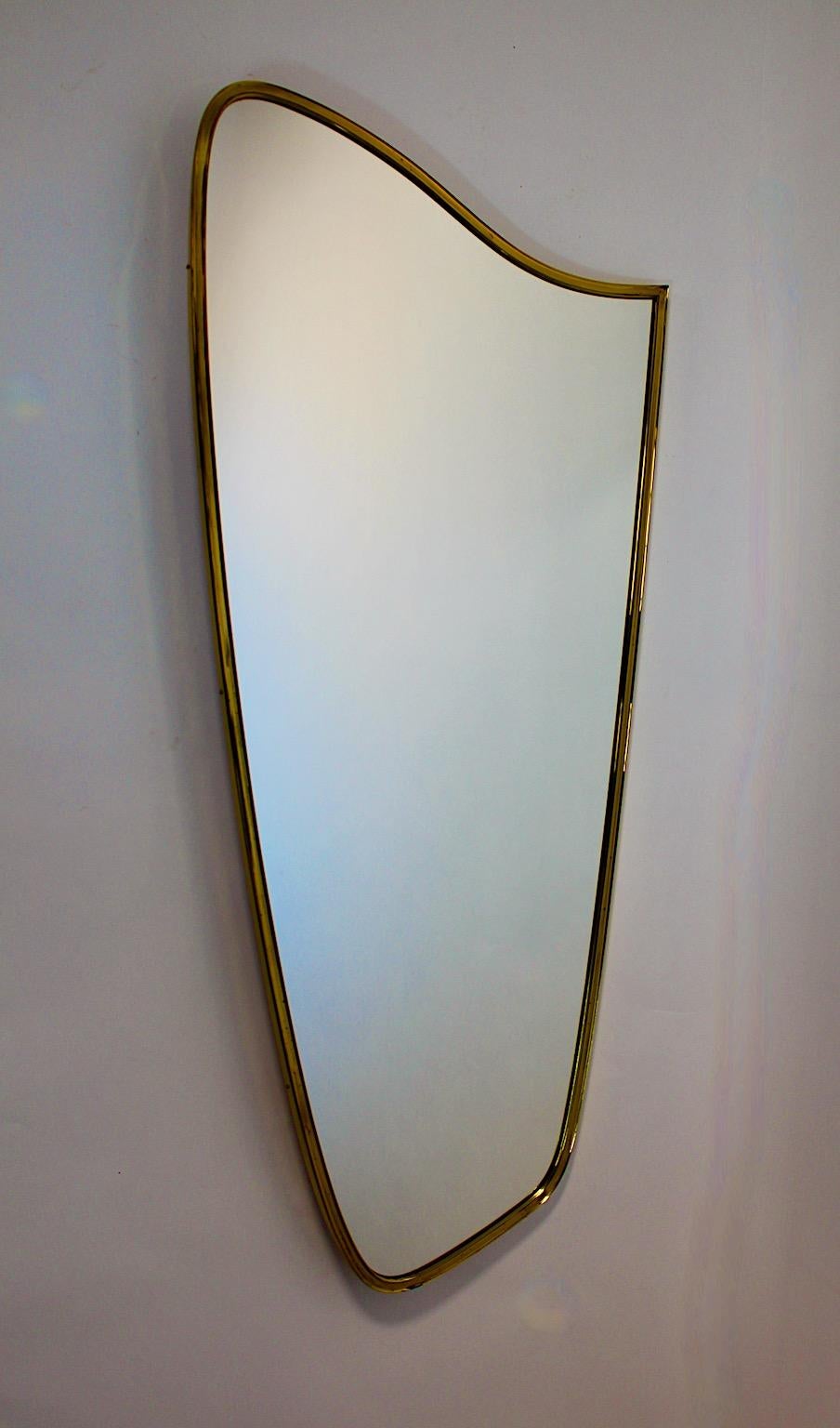 Mid Century Modern Vintage Bodenspiegel oder voller Länge Spiegel aus Messing und Spiegel 1950er Jahre Italien.
Ein atemberaubender Bodenspiegel in schöner Form mit einem großen Format, das es erlaubt, ihn in einem Eingangsbereich oder über einem