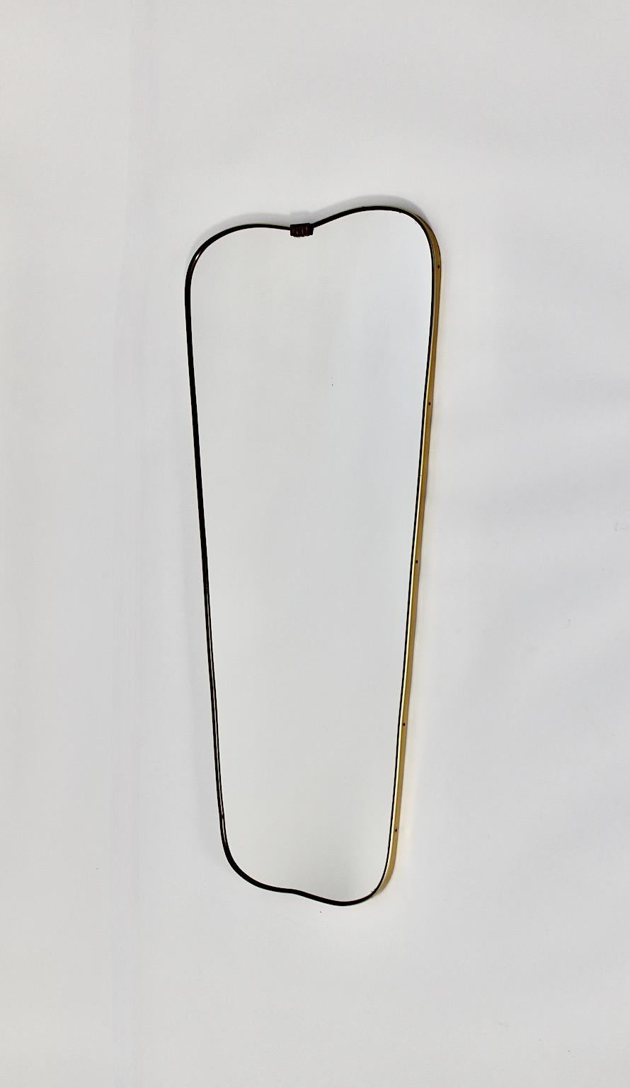 italien Mid Century Modern Vintage Brass Full Length Floor Mirror Heart like 1950s Italy (miroir de sol en laiton) en vente