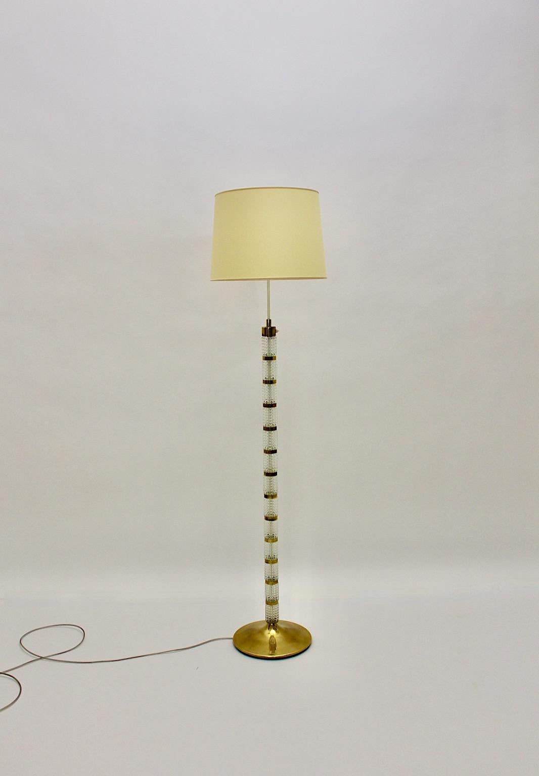 Lampadaire vintage Mid-Century Modern en laiton et verre par
Richard Essig 1960 Allemagne.
Ce superbe lampadaire composé d'éléments en verre structuré combinés à des détails en laiton est doté d'un nouvel abat-jour fait sur mesure dans sa forme