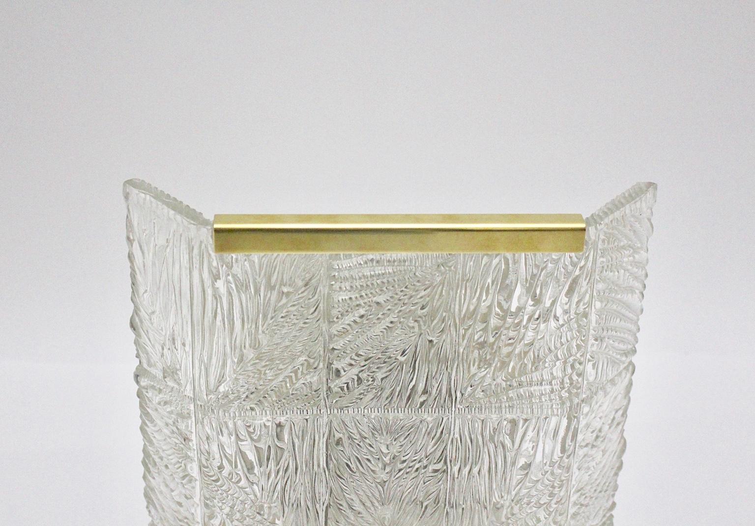 20ième siècle Applique de verre en laiton de style moderne du milieu du siècle dernier par J.T.Kalmar Vienne:: Autriche en vente