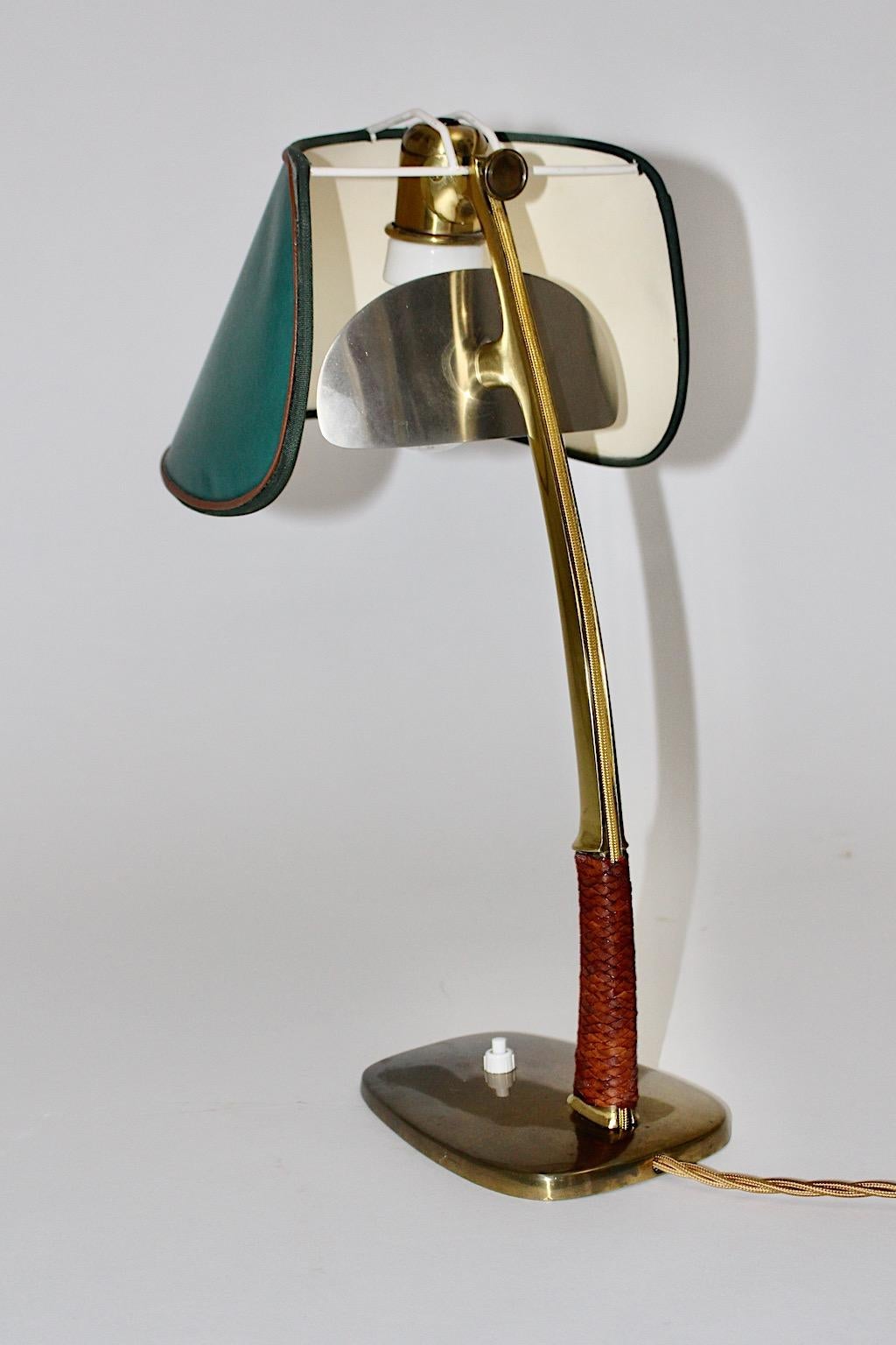 Mid-Century Modern Vintage Kalmar-Tischlampe aus grünem Messing und Leder, 1950er Jahre, Wien (Moderne der Mitte des Jahrhunderts) im Angebot