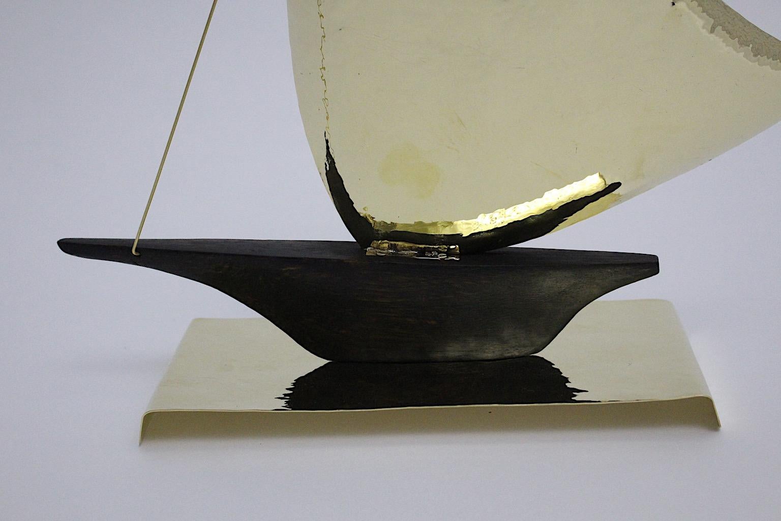 Mid-Century Modern Voilier en laiton et en chêne de style Modernity 1950s Vienna en vente