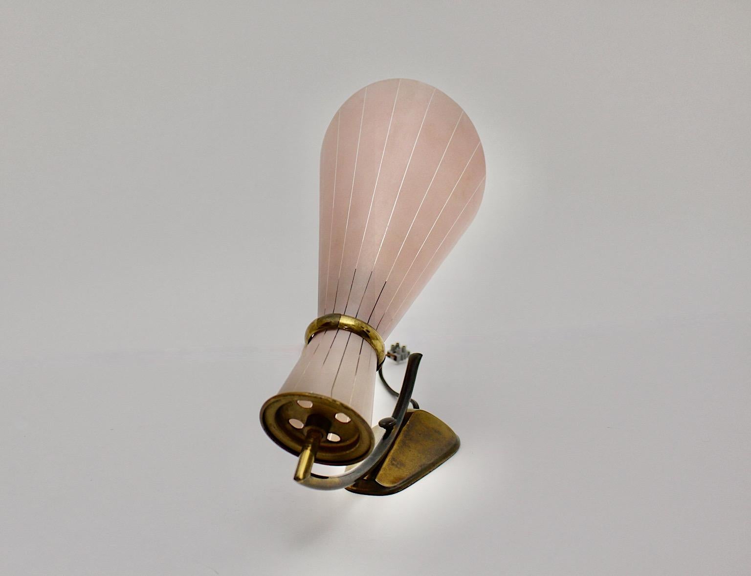 Mid-Century Modern Vintage Brass Pink Sconce Table Lamp Stilnovo 1950s Italy In Good Condition For Sale In Vienna, AT