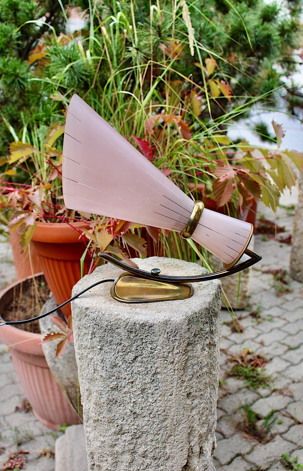 Lampe de bureau rose vintage en laiton Stilnovo, Italie, années 1950 en vente 1