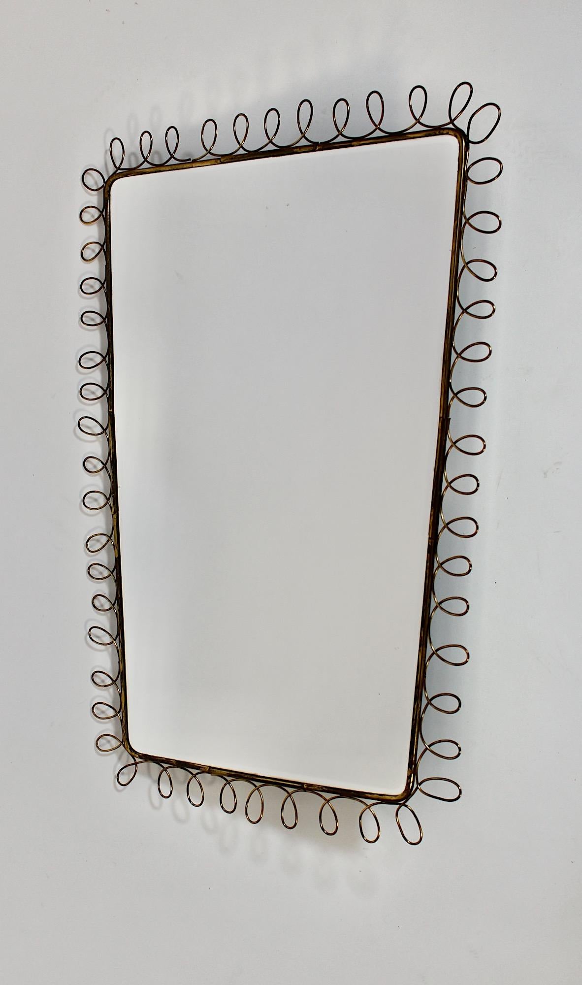 Specchio da parete rettangolare in ottone d'epoca Mid Century Modern Squiggles 1950s Italy in vendita 3