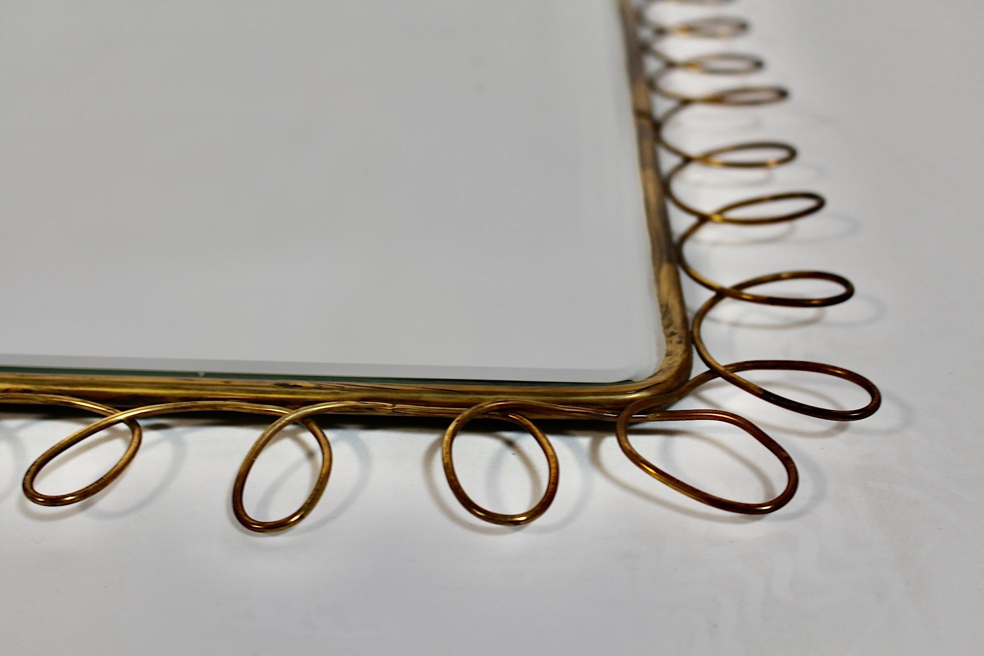 Specchio da parete rettangolare in ottone d'epoca Mid Century Modern Squiggles 1950s Italy in vendita 6
