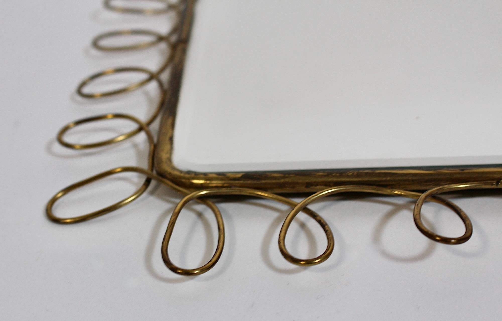Specchio da parete rettangolare in ottone d'epoca Mid Century Modern Squiggles 1950s Italy in vendita 9