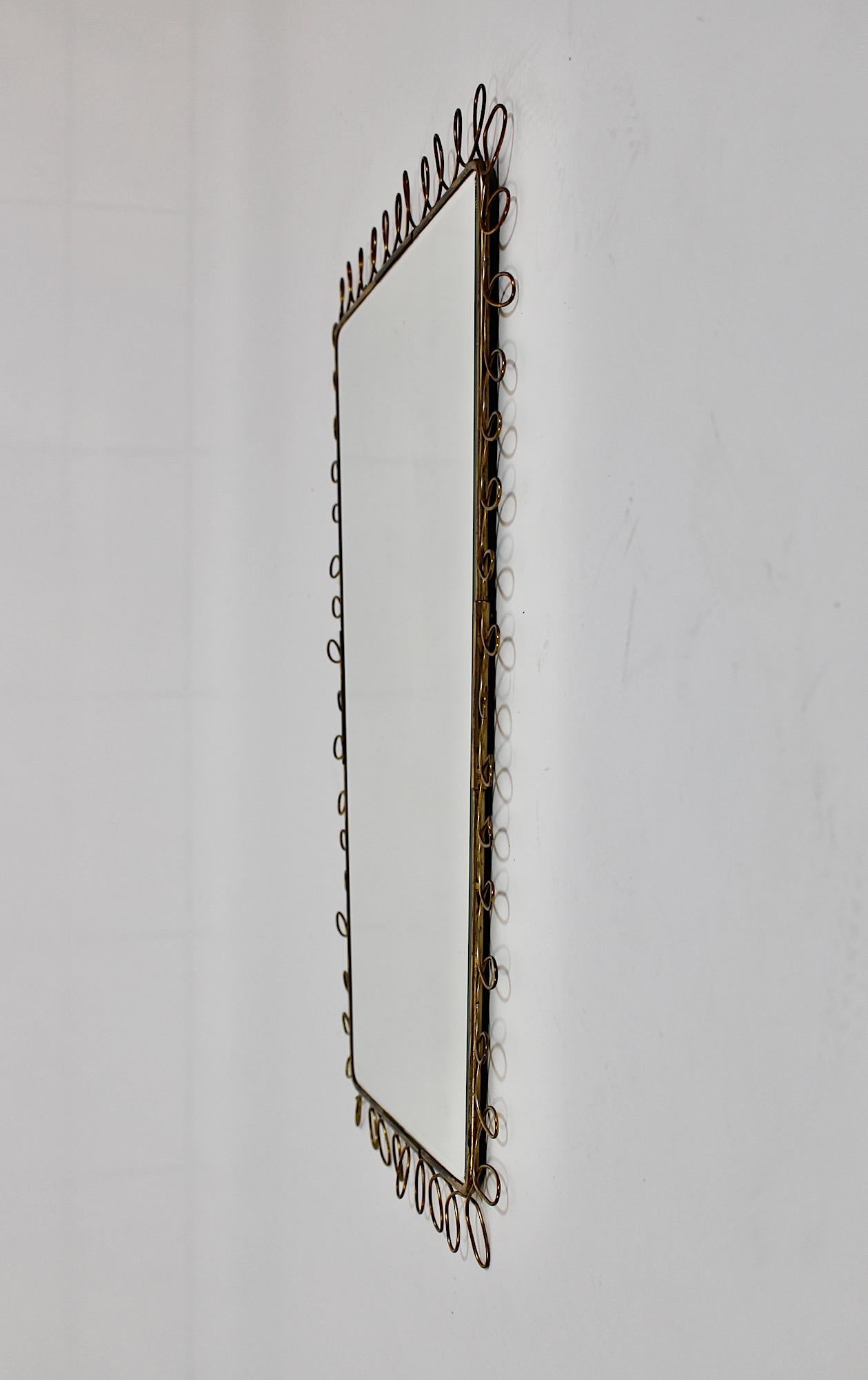 Mid-Century moderno Specchio da parete rettangolare in ottone d'epoca Mid Century Modern Squiggles 1950s Italy in vendita