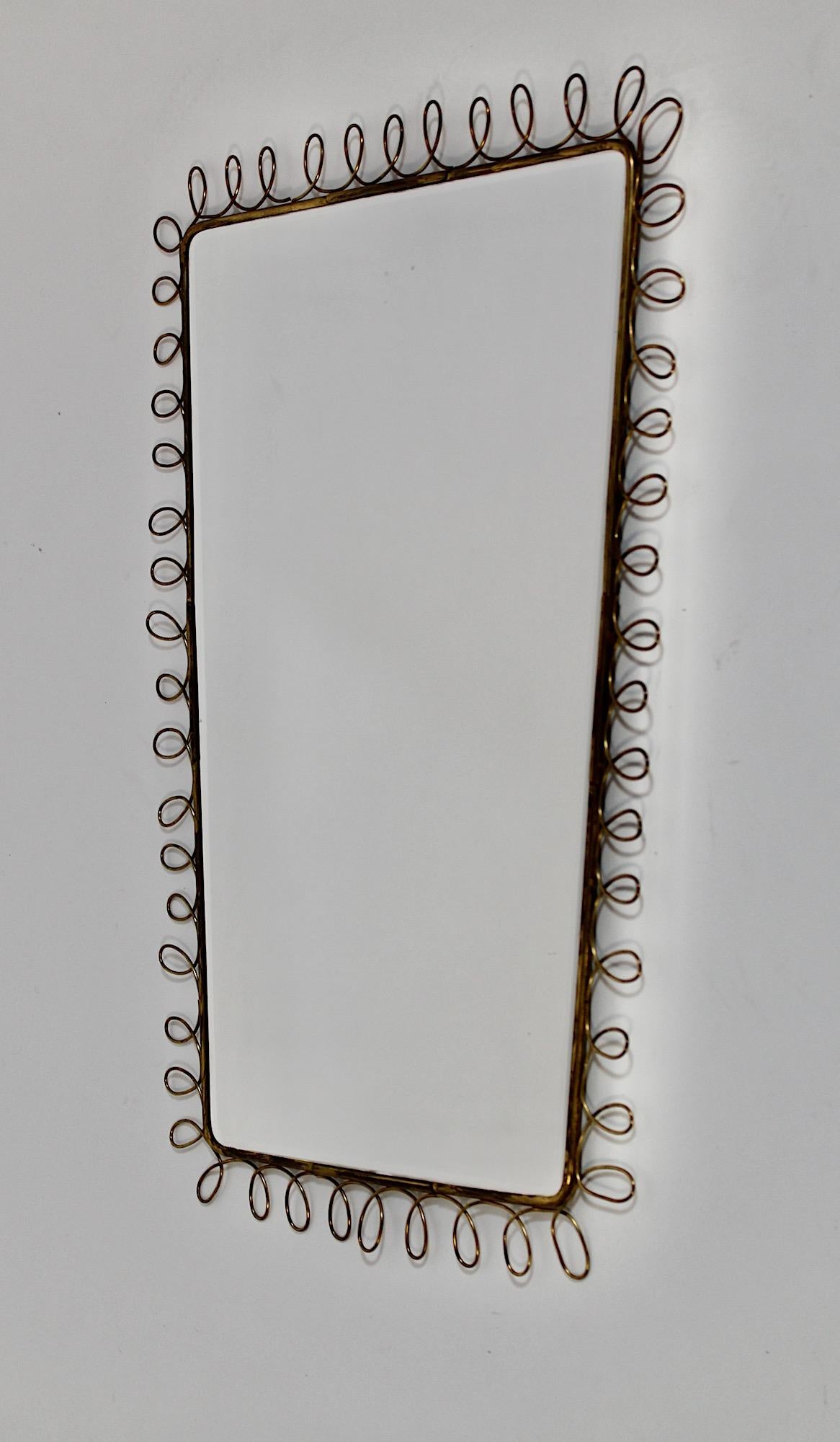 Italiano Specchio da parete rettangolare in ottone d'epoca Mid Century Modern Squiggles 1950s Italy in vendita