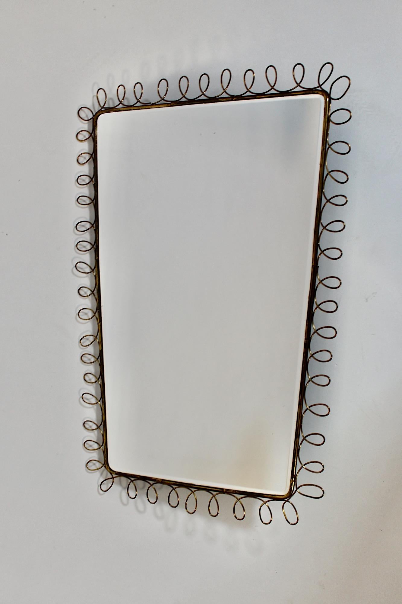 Specchio da parete rettangolare in ottone d'epoca Mid Century Modern Squiggles 1950s Italy In condizioni buone in vendita a Vienna, AT