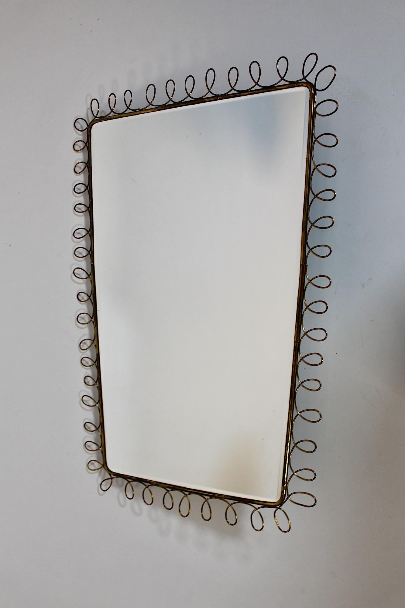 Ottone Specchio da parete rettangolare in ottone d'epoca Mid Century Modern Squiggles 1950s Italy in vendita