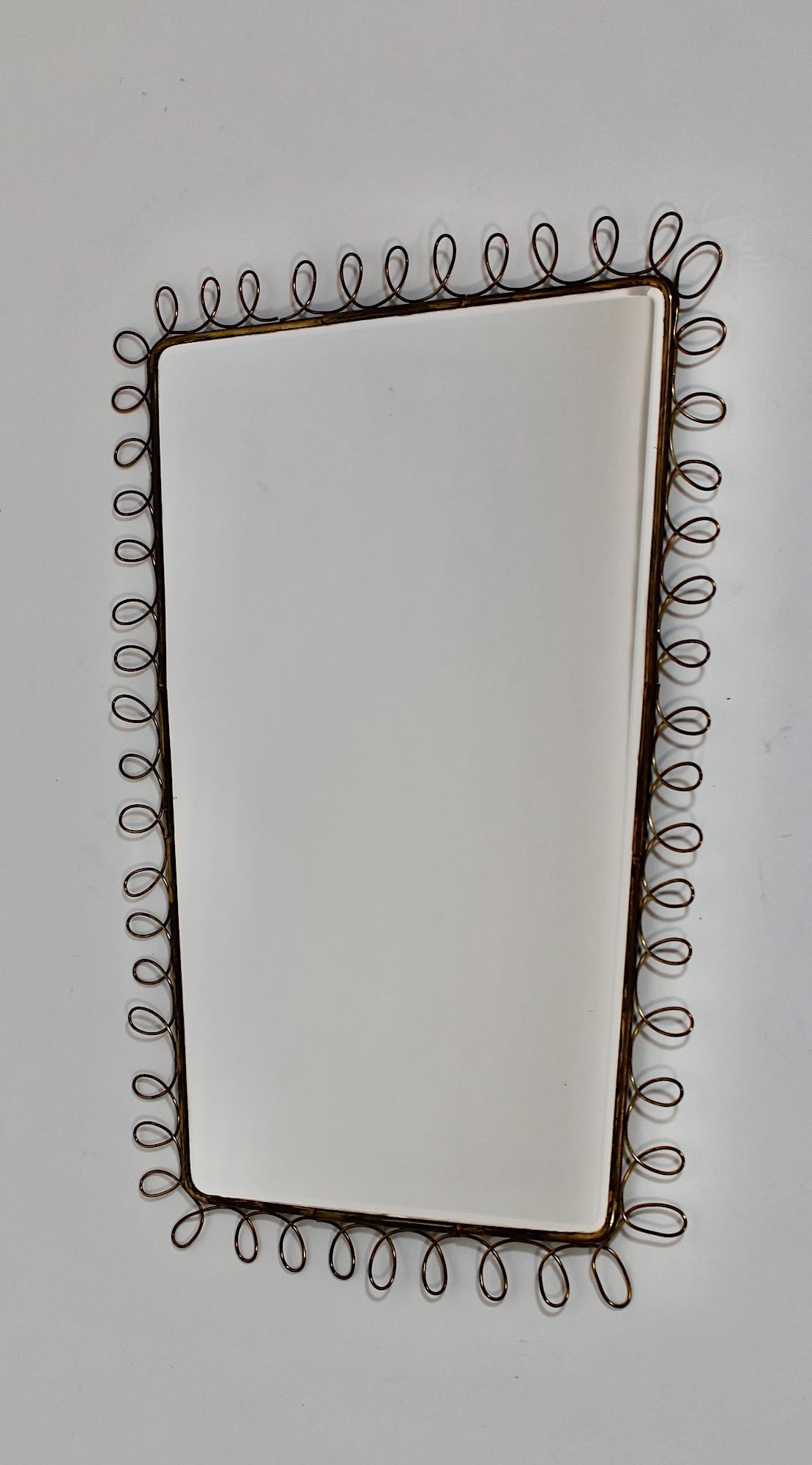 Specchio da parete rettangolare in ottone d'epoca Mid Century Modern Squiggles 1950s Italy in vendita 2