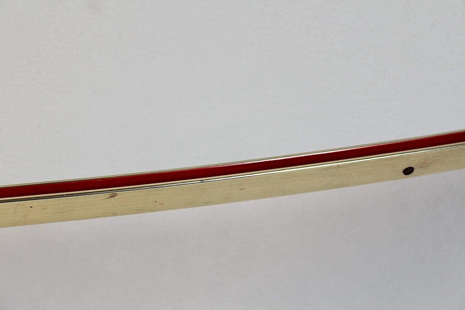 Specchio da pavimento in ottone rosso d'epoca del Mid Century Modern Specchio a figura intera 1950 Italia in vendita 4