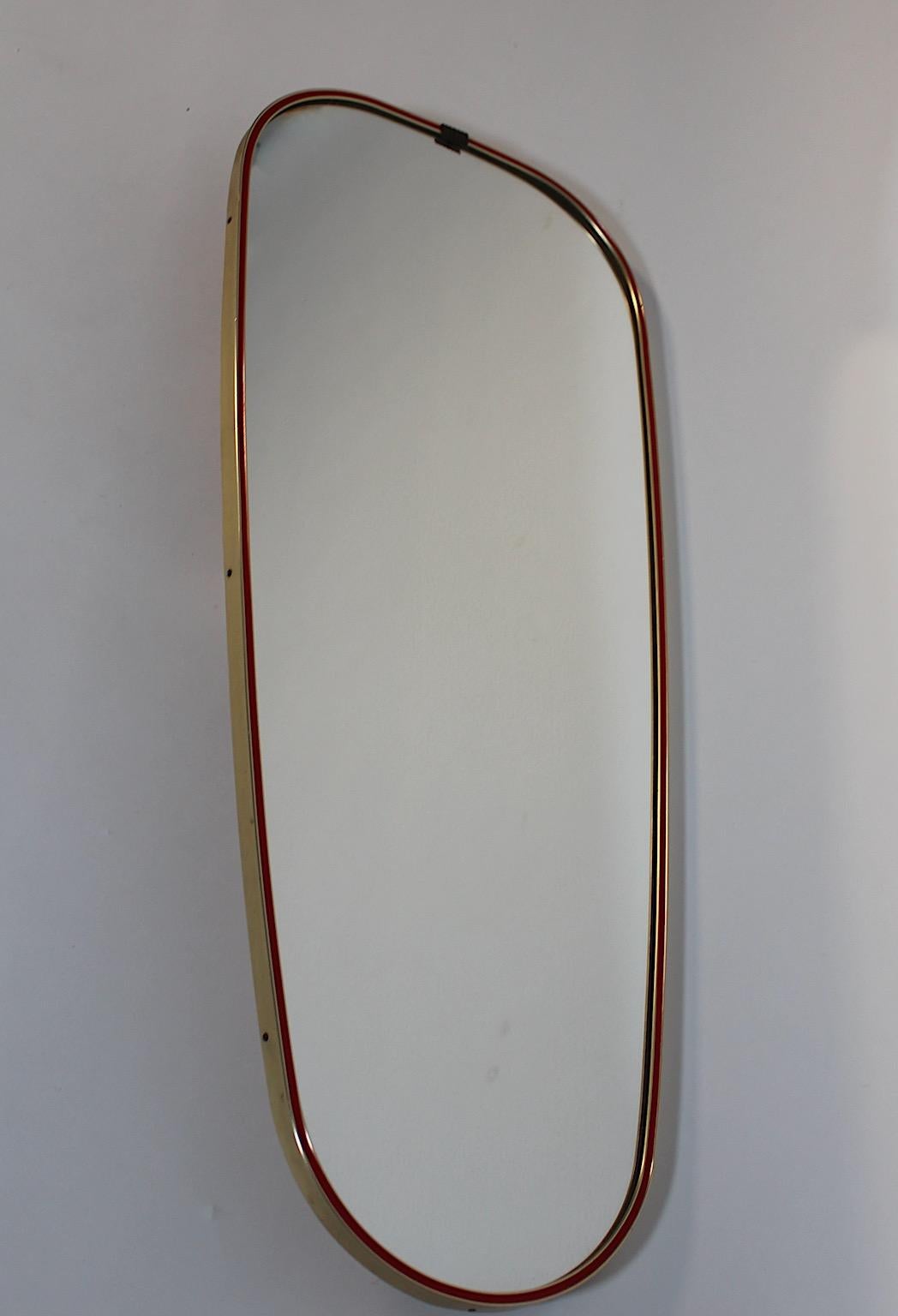 Mid-Century moderno Specchio da pavimento in ottone rosso d'epoca del Mid Century Modern Specchio a figura intera 1950 Italia in vendita