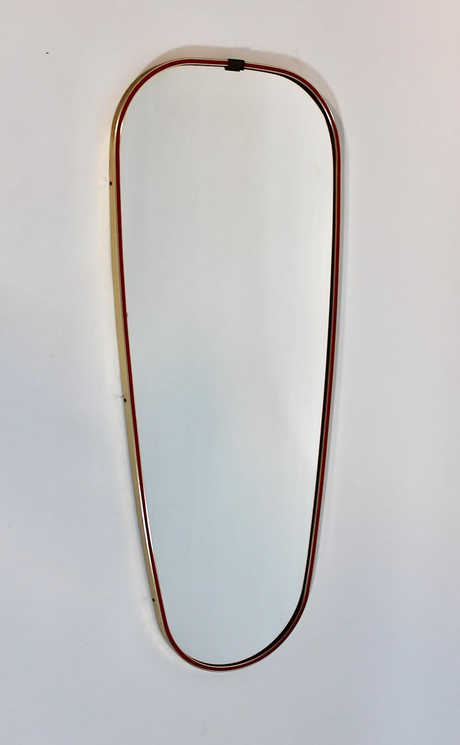 Specchio da pavimento in ottone rosso d'epoca del Mid Century Modern Specchio a figura intera 1950 Italia in vendita 1