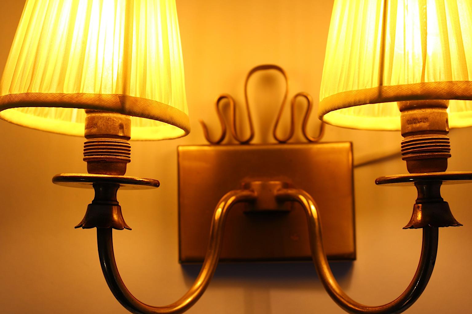 Mid Century Modern Vintage Brass Sconce with Sunny Yellow Pleated Shades 1950s In Good Condition For Sale In Vienna, AT