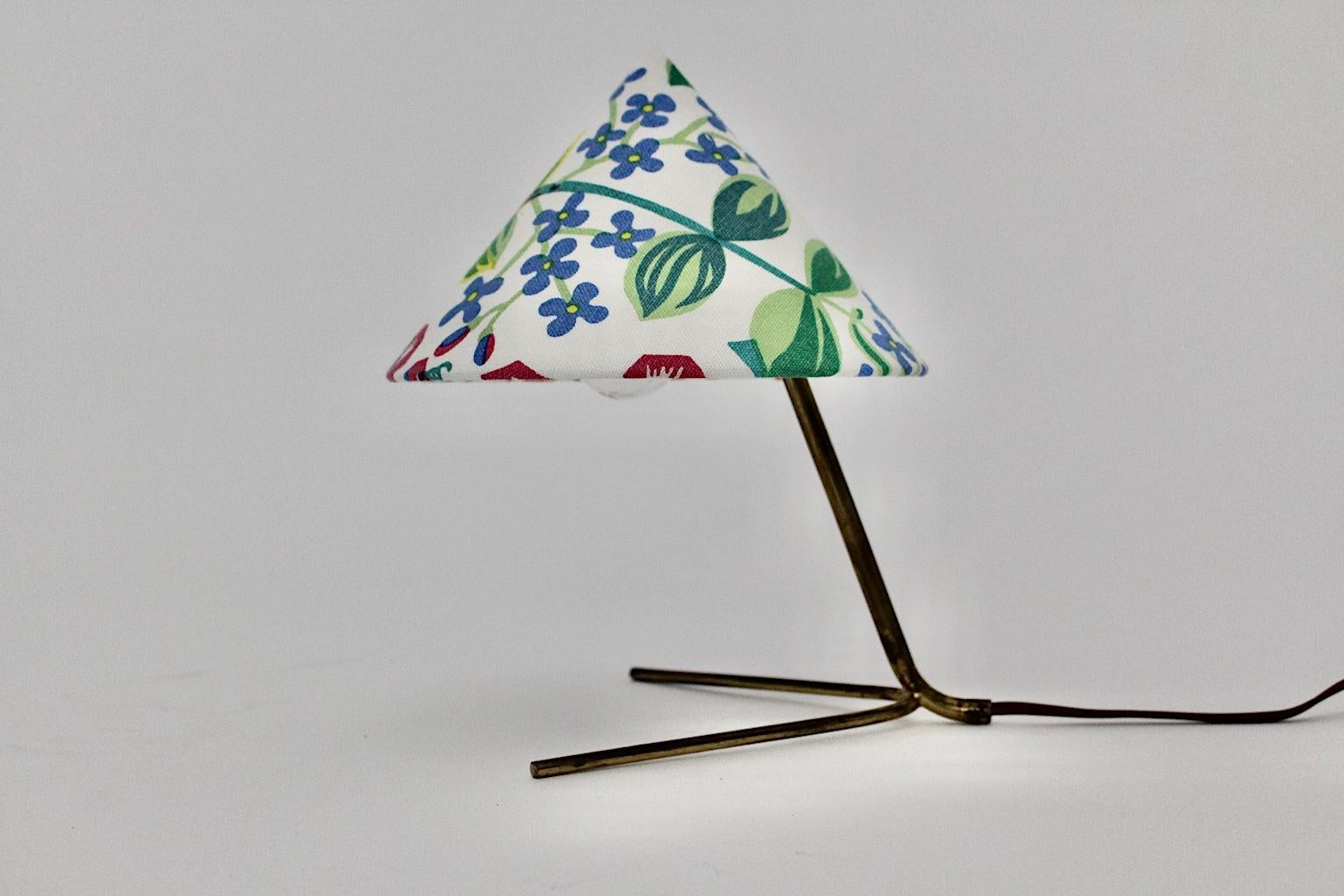 Mid-Century Modern Tischlampe aus Messing, entworfen und hergestellt von Kalmar, 1950er Jahre, Österreich. Während der Sockel und der signifikante Spreizfuß aus Messingrohr gefertigt wurden und Altersspuren aufweisen, ist der erneuerte Lampenschirm