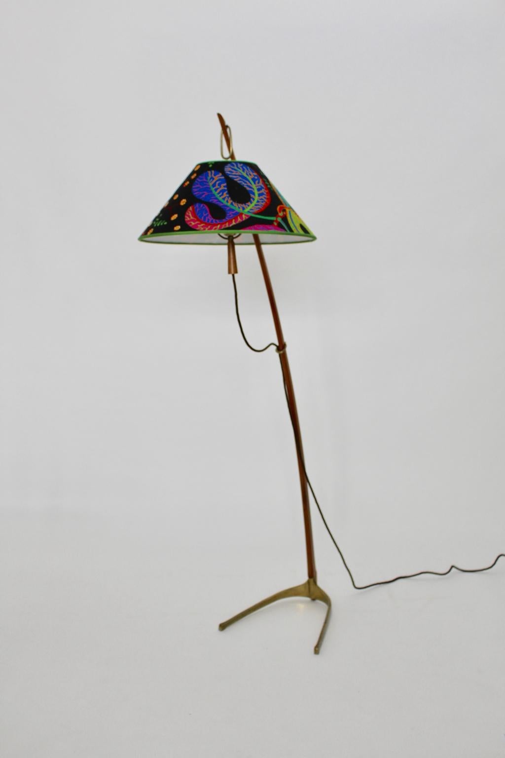 Lampada da terra in ottone e legno di noce di metà secolo Dornstab J.T. Kalmar Vienna in vendita 7