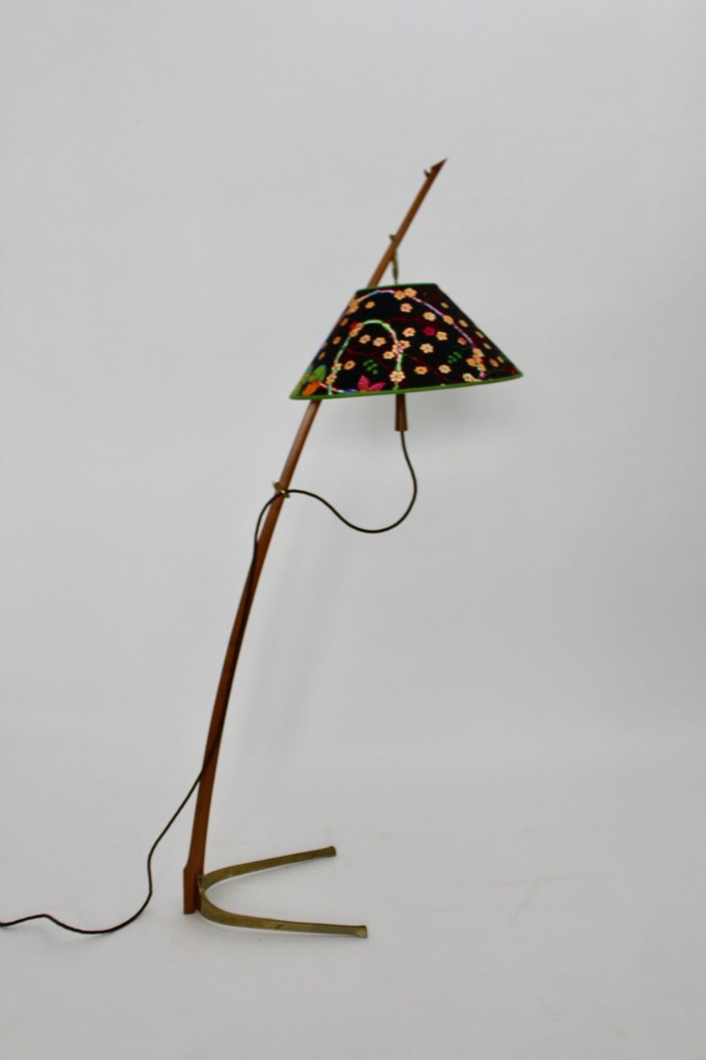 Lampadaire vintage Dornstab ou Thorn Stick en noyer et laiton par J. T. Kalmar vers 1952, Vienne.
Ce magnifique lampadaire viennois iconique et bien connu porte le numéro de modèle 2076.
Les attributs significatifs de la pièce sont la tige courbée