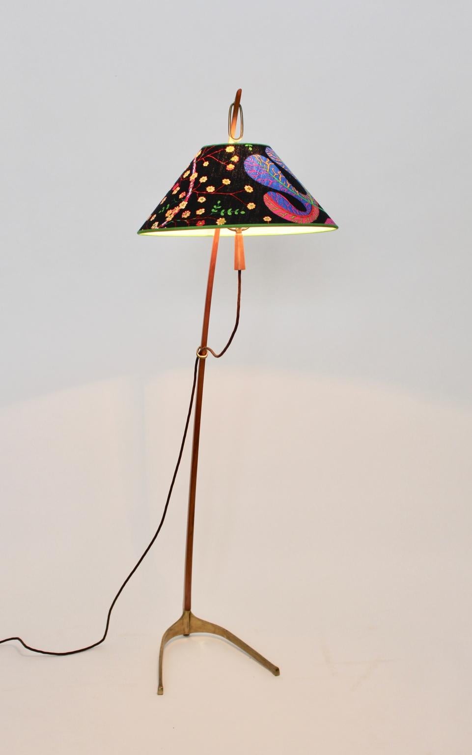 Lampada da terra in ottone e legno di noce di metà secolo Dornstab J.T. Kalmar Vienna in vendita 2