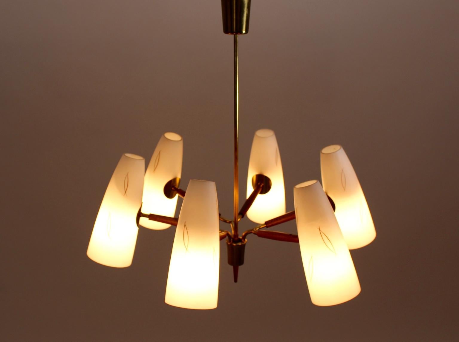 Mid Century Modern vintage organic six-arm chandelier by Rupert Nikoll from the 1950s from brass, walnut and patterned opaline glass shades, Vienna.
This stunning chandelier shows six E 27 sockets. 
The vintage condition is very good.
Approx.