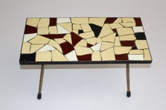 Tavolo da divano in piastrelle di ceramica bianche e marroni in ottone, circa 1950