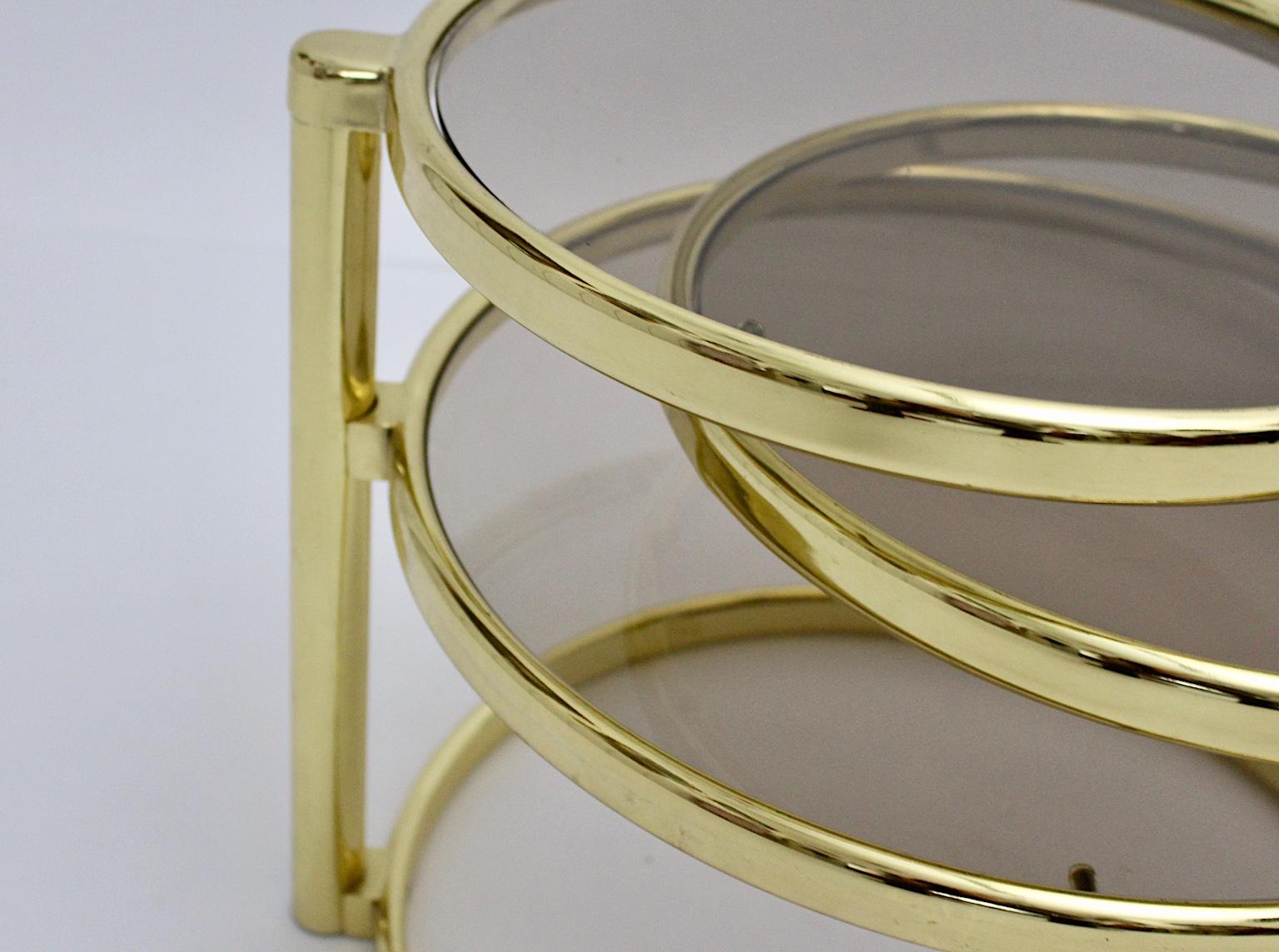 Mid-Century Modern Vintage Brassed Metal Glass Swiveling Coffee Table circa 1970 (Ende des 20. Jahrhunderts) im Angebot