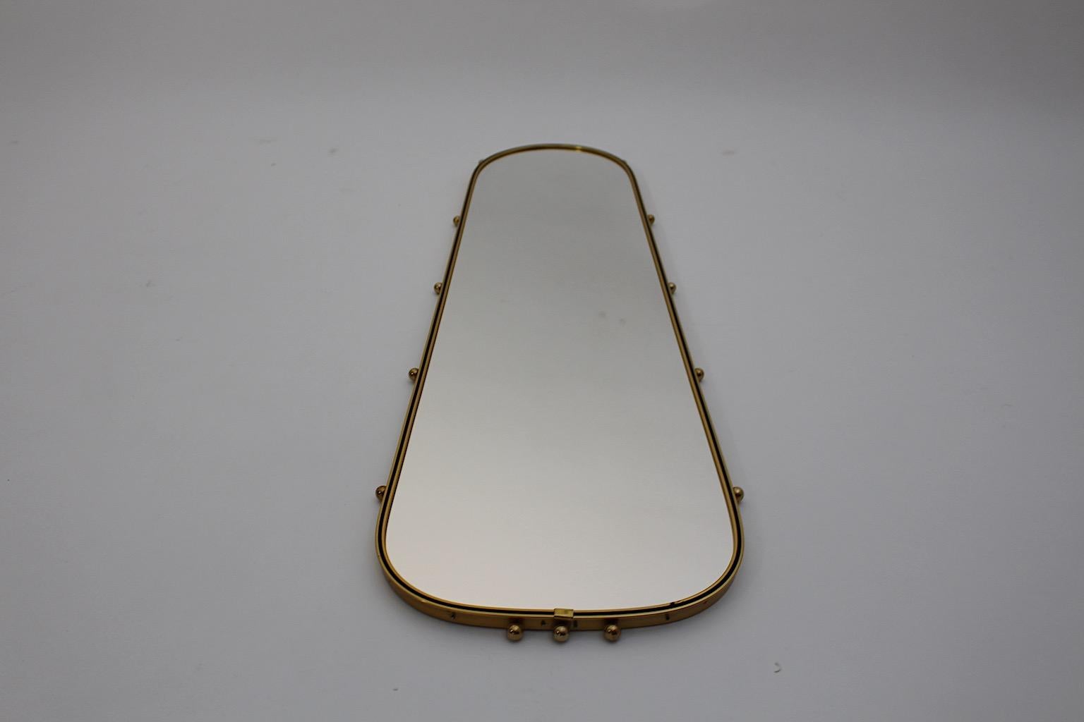 Specchio da terra ovale d'ottone con proiettili d'ottone del Mid Century Modern Vintage 1960s in vendita 7