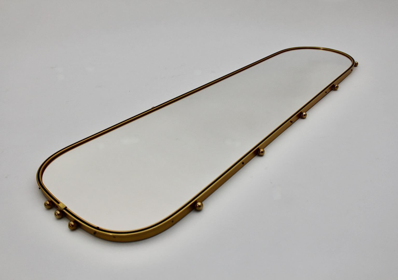 Specchio da terra ovale d'ottone con proiettili d'ottone del Mid Century Modern Vintage 1960s In condizioni buone in vendita a Vienna, AT