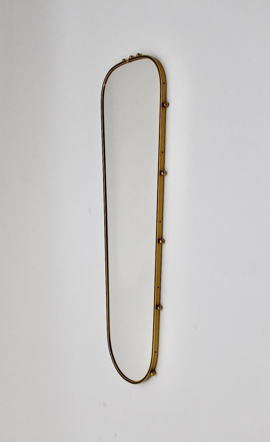Metallo Specchio da terra ovale d'ottone con proiettili d'ottone del Mid Century Modern Vintage 1960s in vendita