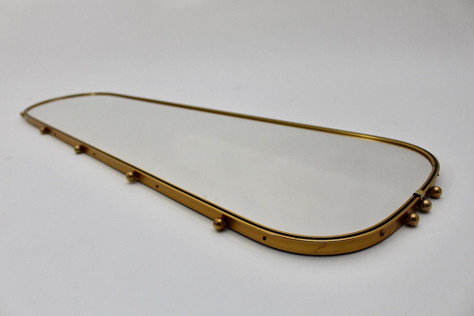 Specchio da terra ovale d'ottone con proiettili d'ottone del Mid Century Modern Vintage 1960s in vendita 3