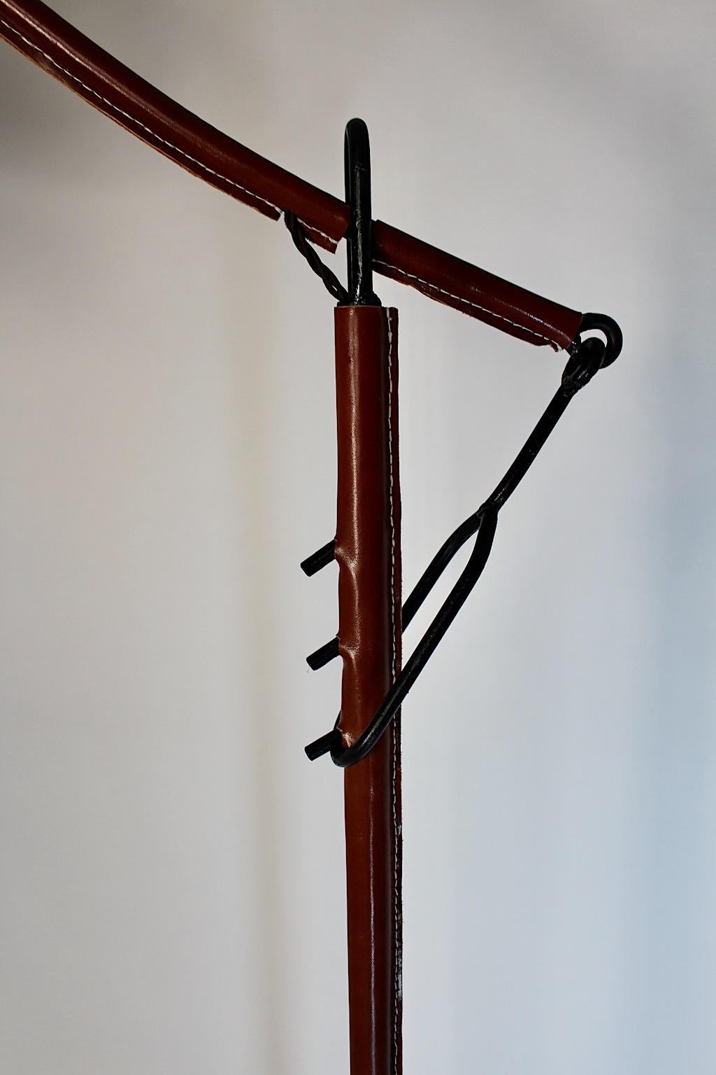 Lampadaire en métal noir, cuir marron, Vintage Mid Century Modern Jacques Adnet Bon état - En vente à Vienna, AT